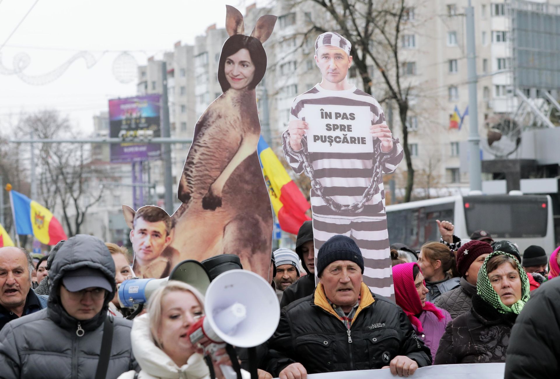Участники акции протеста оппозиции перед зданием генеральной прокуратуры Молдавии в Кишиневе Участники акции протеста оппозиции перед зданием генеральной прокуратуры Молдавии в Кишиневе - РИА Новости, 1920, 15.02.2023