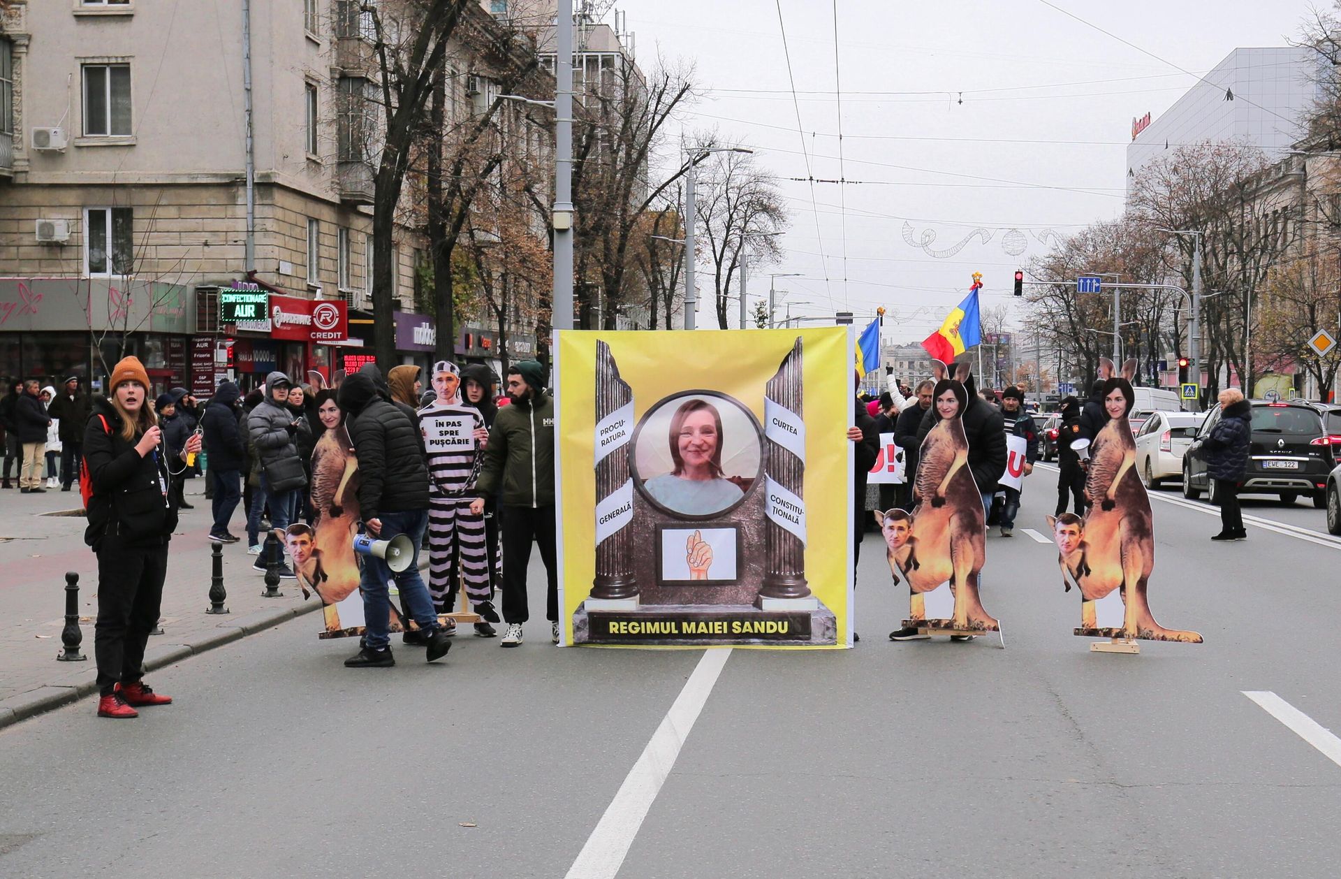 Участники акции протеста оппозиции перед зданием генеральной прокуратуры Молдавии в Кишиневе Участники акции протеста оппозиции перед зданием генеральной прокуратуры Молдавии в Кишиневе - РИА Новости, 1920, 23.11.2022