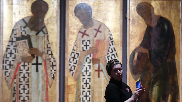 Посетительница на выставке Игорь Грабарь. К 150-летию со дня рождения в Инженерном корпусе Третьяковской галереи