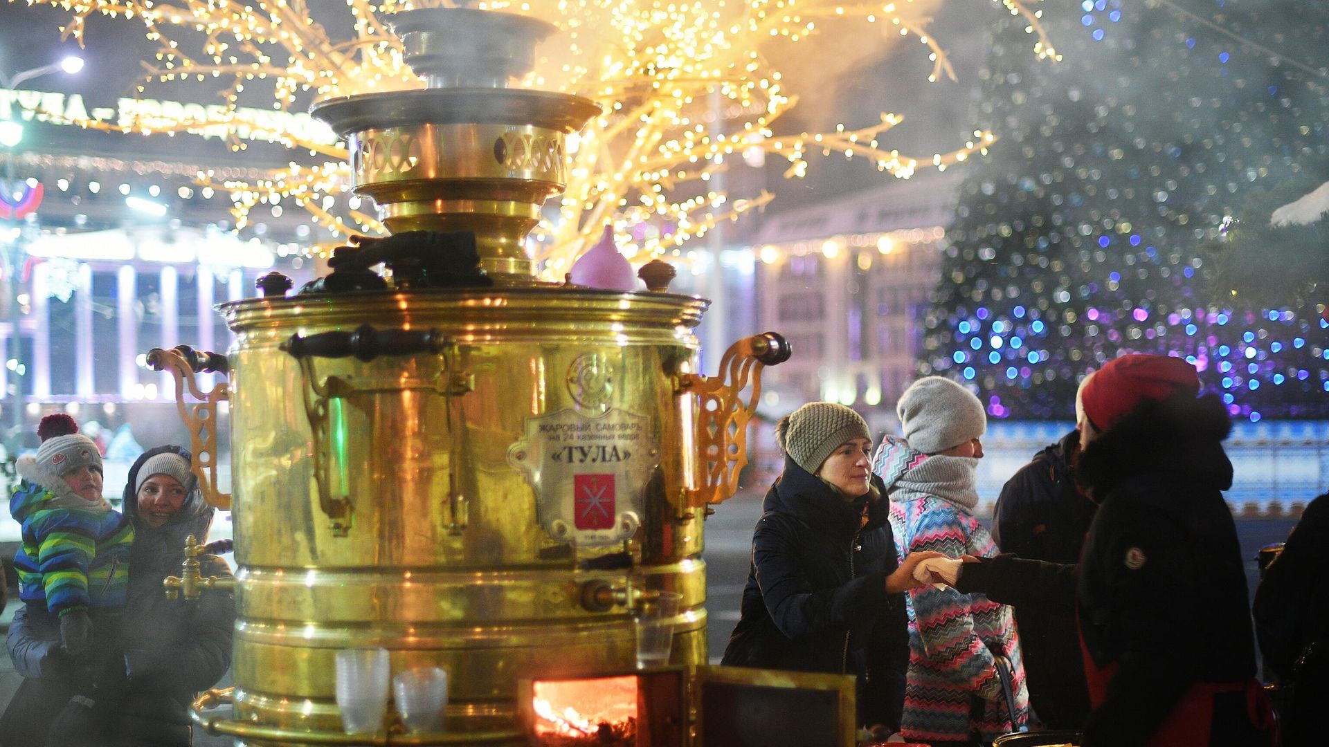 Огромный тульский самовар, установленный на площади Ленина рядом с Успенским собором в Туле Огромный тульский самовар, установленный на площади Ленина рядом с Успенским собором в Туле - РИА Новости, 1920, 22.11.2022