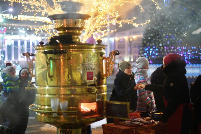 Огромный тульский самовар, установленный на площади Ленина рядом с Успенским собором в Туле Огромный тульский самовар, установленный на площади Ленина рядом с Успенским собором в Туле