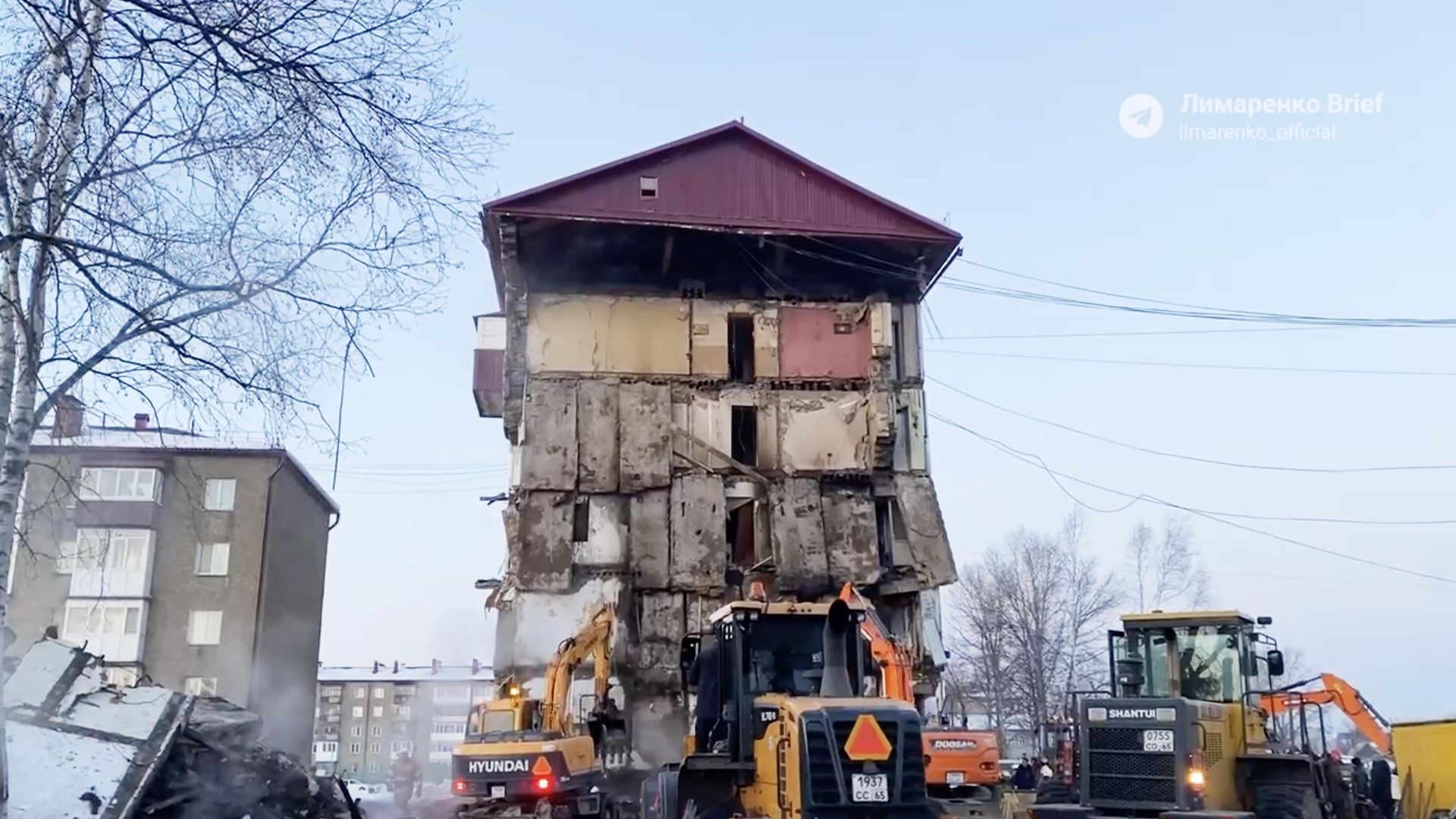 На месте обрушения дома в поселке Тымовское Сахалинской области. Кадр видео На месте обрушения дома в поселке Тымовское Сахалинской области. Кадр видео - РИА Новости, 1920, 19.11.2022