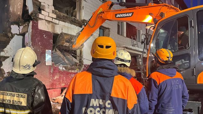 Разбор завалов на месте обрушения дома в поселке Тымовское Сахалинской области