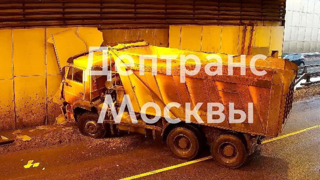 ДТП с грузовиком в Лефортовском тоннеле в Москве ДТП с грузовиком в Лефортовском тоннеле в Москве - РИА Новости, 1920, 19.11.2022