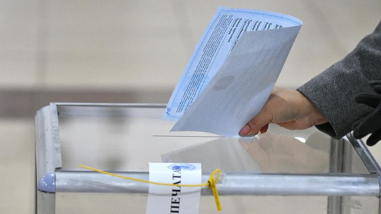 Избиратель голосует на одном из избирательных участков в Астане на внеочередных выборах президента Казахстана Избиратель голосует на одном из избирательных участков в Астане на внеочередных выборах президента Казахстана