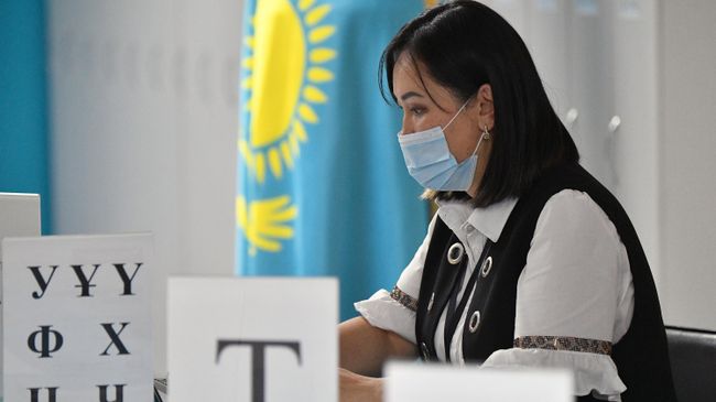 Член избирательной комиссии на одном из избирательных участков в Астане на внеочередных выборах президента Казахстана Член избирательной комиссии на одном из избирательных участков в Астане на внеочередных выборах президента Казахстана