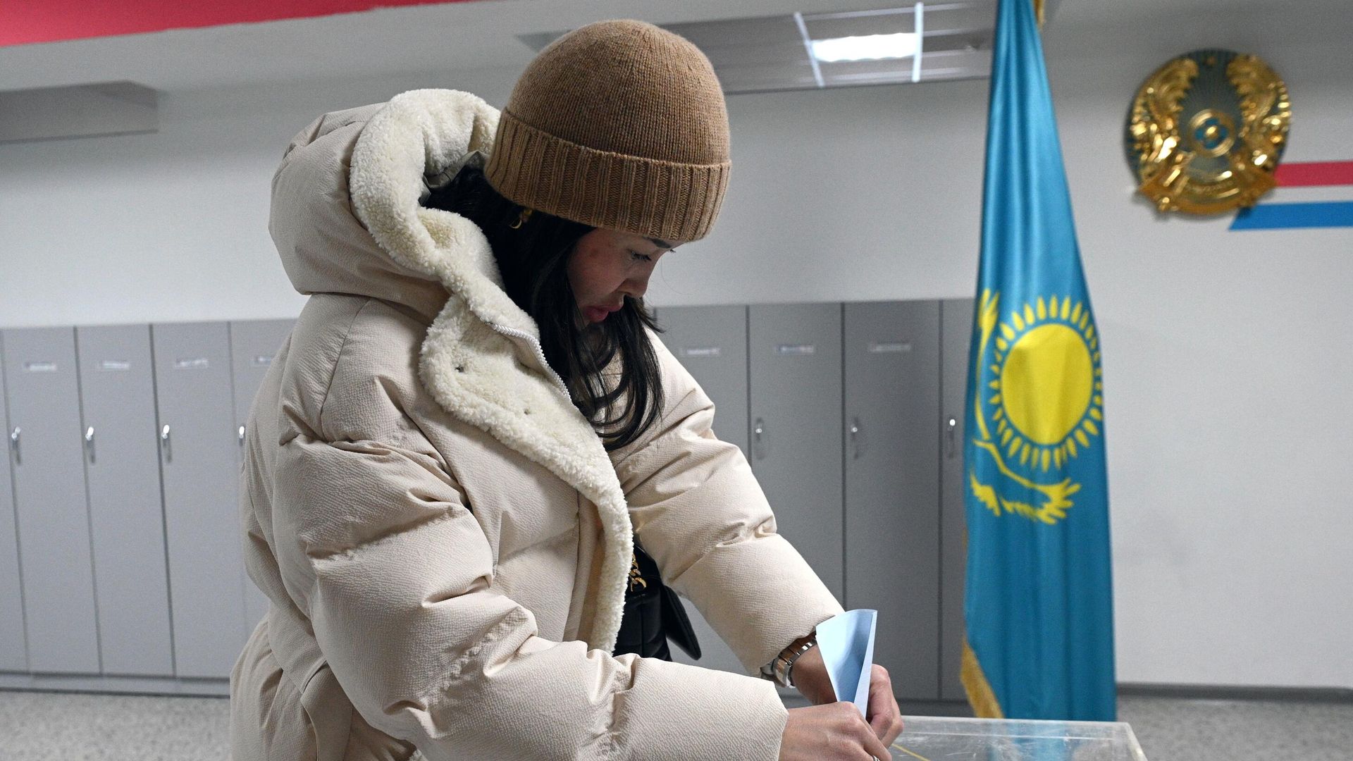 Девушка голосует на одном из избирательных участков в Астане на внеочередных выборах президента Казахстана Девушка голосует на одном из избирательных участков в Астане на внеочередных выборах президента Казахстана - РИА Новости, 1920, 21.11.2022