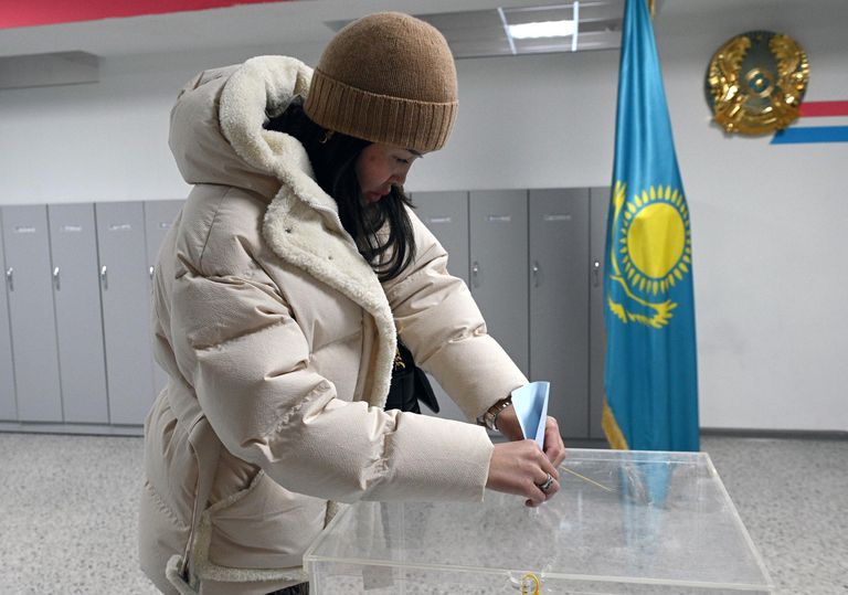 Девушка голосует на одном из избирательных участков в Астане на внеочередных выборах президента Казахстана Девушка голосует на одном из избирательных участков в Астане на внеочередных выборах президента Казахстана