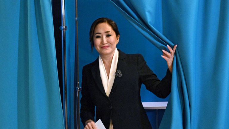 Кандидат в президенты Казахстана Каракат Абден на одном из избирательных участков в Астане Кандидат в президенты Казахстана Каракат Абден на одном из избирательных участков в Астане