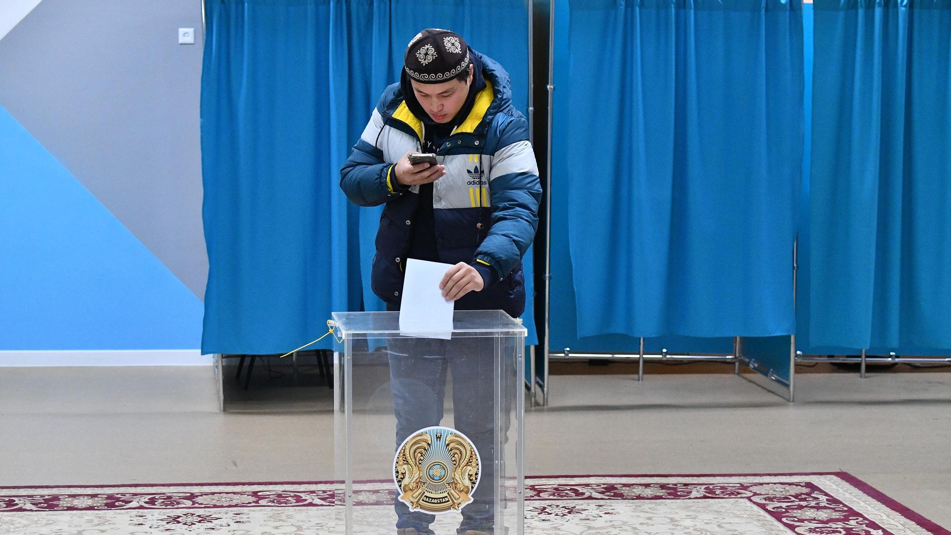 Мужчина голосует на одном из избирательных участков в Астане на внеочередных выборах президента Казахстана Мужчина голосует на одном из избирательных участков в Астане на внеочередных выборах президента Казахстана - РИА Новости, 1920, 20.11.2022