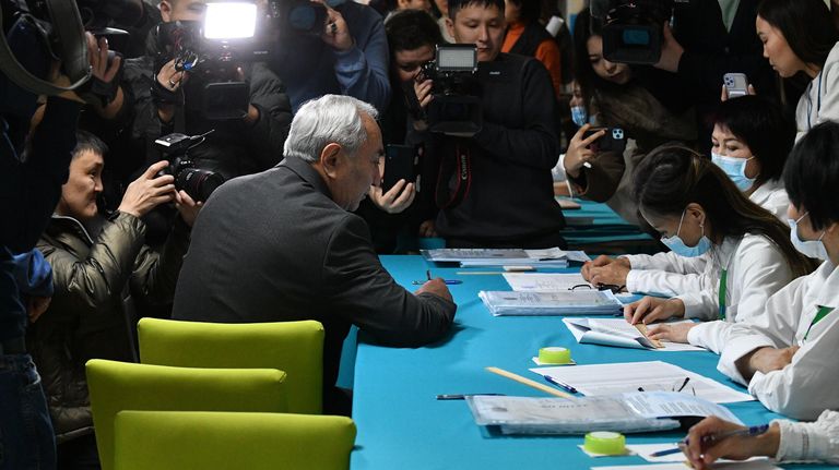 Кандидат в президенты Казахстана от партии Ауыл Жигули Дайрабаев на одном из избирательных участков в Астане Кандидат в президенты Казахстана от партии Ауыл Жигули Дайрабаев на одном из избирательных участков в Астане