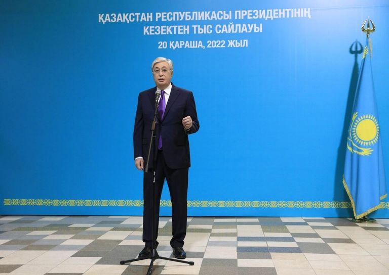 Президент Казахстана, кандидат в президенты Казахстана Касым-Жомарт Токаев на одном из избирательных участков в Астане на внеочередных выборах президента Казахстана Президент Казахстана, кандидат в президенты Казахстана Касым-Жомарт Токаев на одном из избирательных участков в Астане на внеочередных выборах президента Казахстана