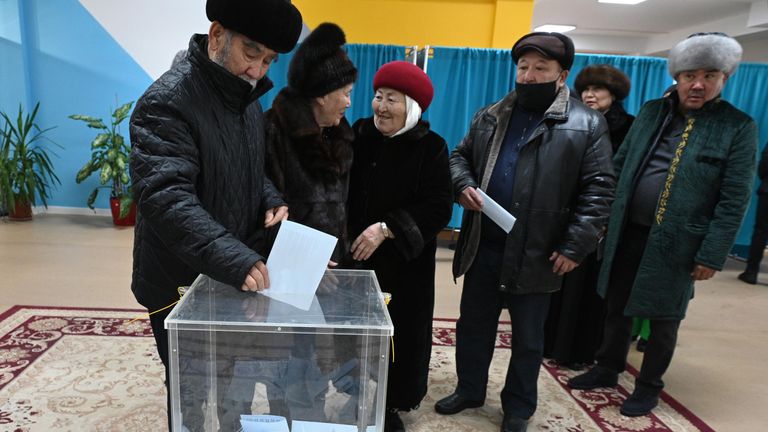 Очередь к урне для голосования на одном из избирательных участков в Астане на внеочередных выборах президента Казахстана Очередь к урне для голосования на одном из избирательных участков в Астане на внеочередных выборах президента Казахстана