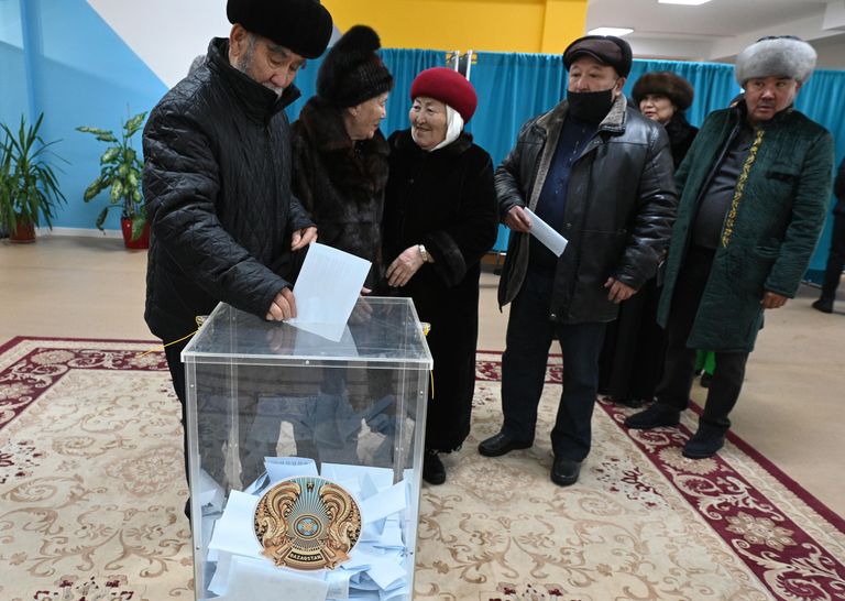 Очередь к урне для голосования на одном из избирательных участков в Астане на внеочередных выборах президента Казахстана Очередь к урне для голосования на одном из избирательных участков в Астане на внеочередных выборах президента Казахстана