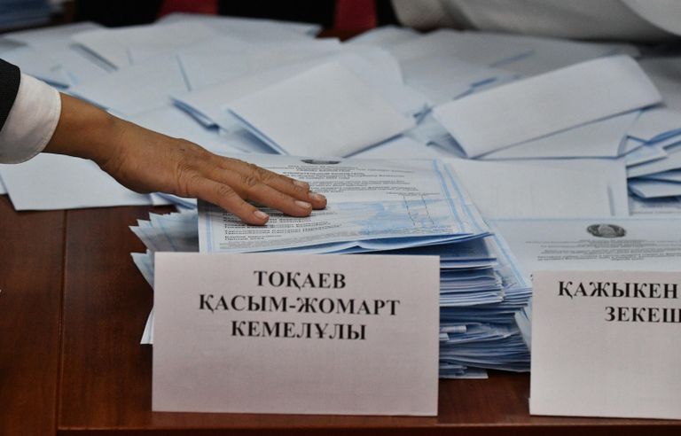 Сотрудники избирательной комиссии на одном из избирательных участков в Астане во время голосования для подсчета голосов по итогам внеочередных выборов президента Казахстана Сотрудники избирательной комиссии на одном из избирательных участков в Астане во время голосования для подсчета голосов по итогам внеочередных выборов президента Казахстана