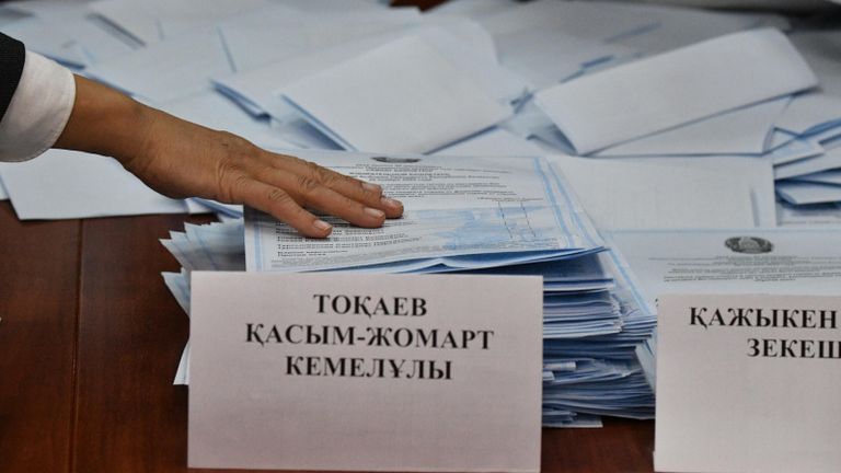 Сотрудники избирательной комиссии на одном из избирательных участков в Астане во время голосования для подсчета голосов по итогам внеочередных выборов президента Казахстана Сотрудники избирательной комиссии на одном из избирательных участков в Астане во время голосования для подсчета голосов по итогам внеочередных выборов президента Казахстана