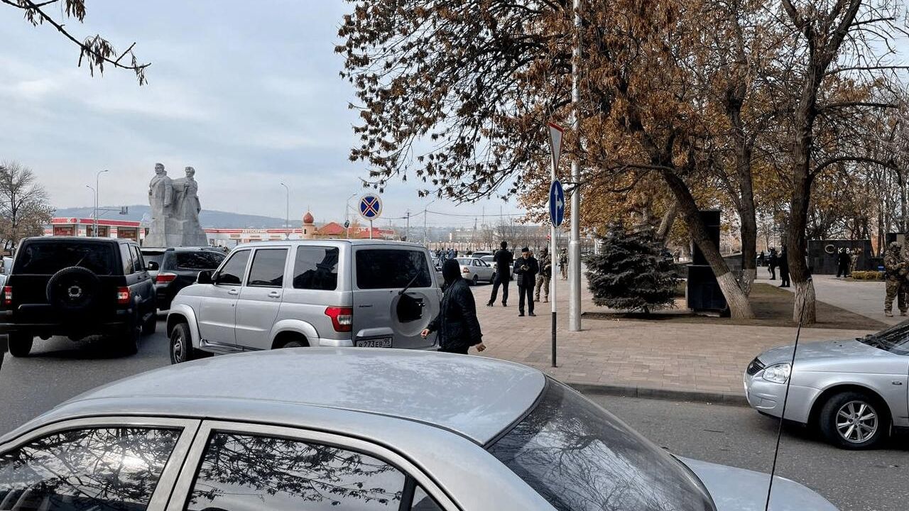 На месте нападения с ножом на сотрудника ГИБДД в центре Грозного На месте нападения с ножом на сотрудника ГИБДД в центре Грозного - РИА Новости, 1920, 21.11.2022