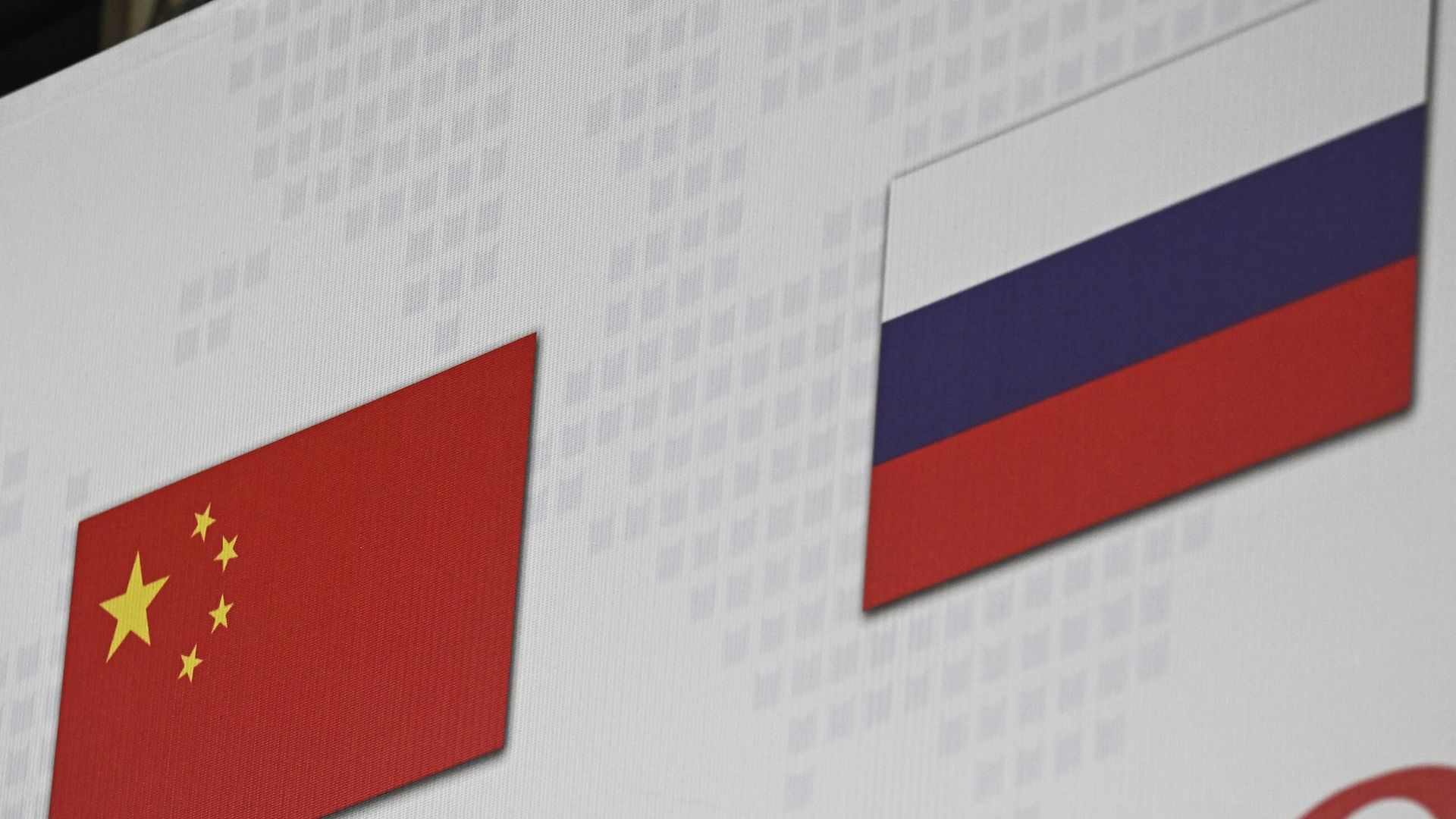 Государственные флаги Китая и России на рекламном щите Государственные флаги Китая и России на рекламном щите - РИА Новости, 1920, 21.11.2022