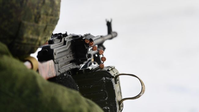 Военнослужащий стреляет из пулемета ПКМ Военнослужащий стреляет из пулемета ПКМ