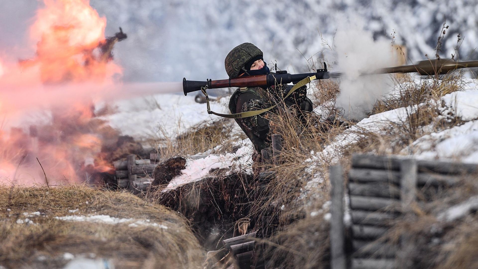 Военнослужащий стреляет из ручного гранатомета РПГ-7 Военнослужащий стреляет из ручного гранатомета РПГ-7 - РИА Новости, 1920, 28.02.2023