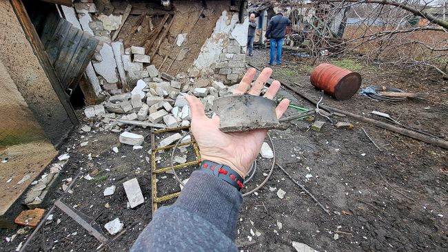 Обломок снаряда, попавшего в жилой дом в Петровском районе Донецка в результате обстрела ВСУ