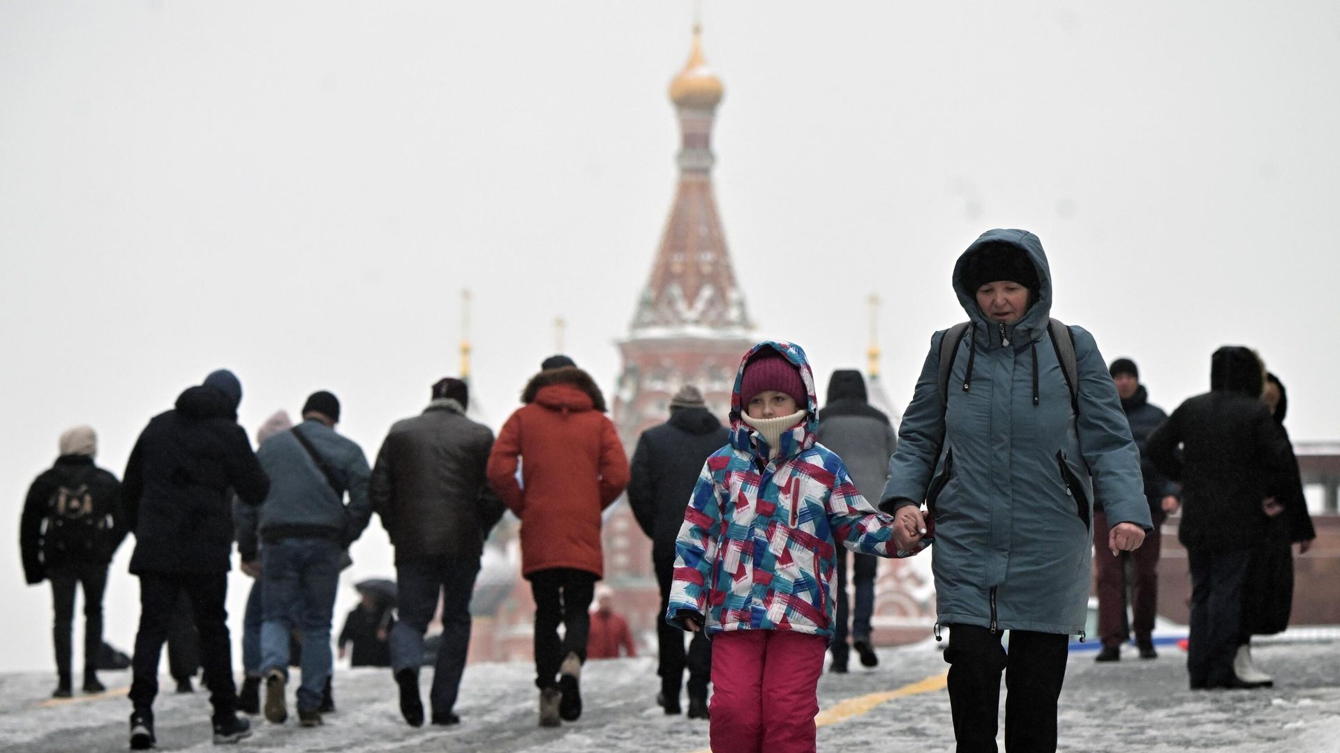 Люди идут по Красной площади в Москве Люди идут по Красной площади в Москве - РИА Новости, 1920, 28.11.2022