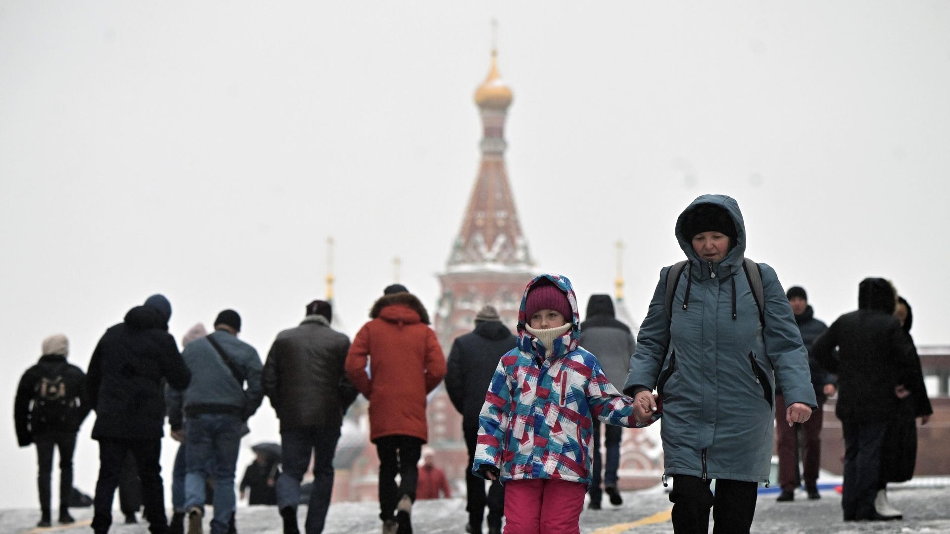 Люди идут по Красной площади в Москве Люди идут по Красной площади в Москве - РИА Новости, 1920, 25.11.2022