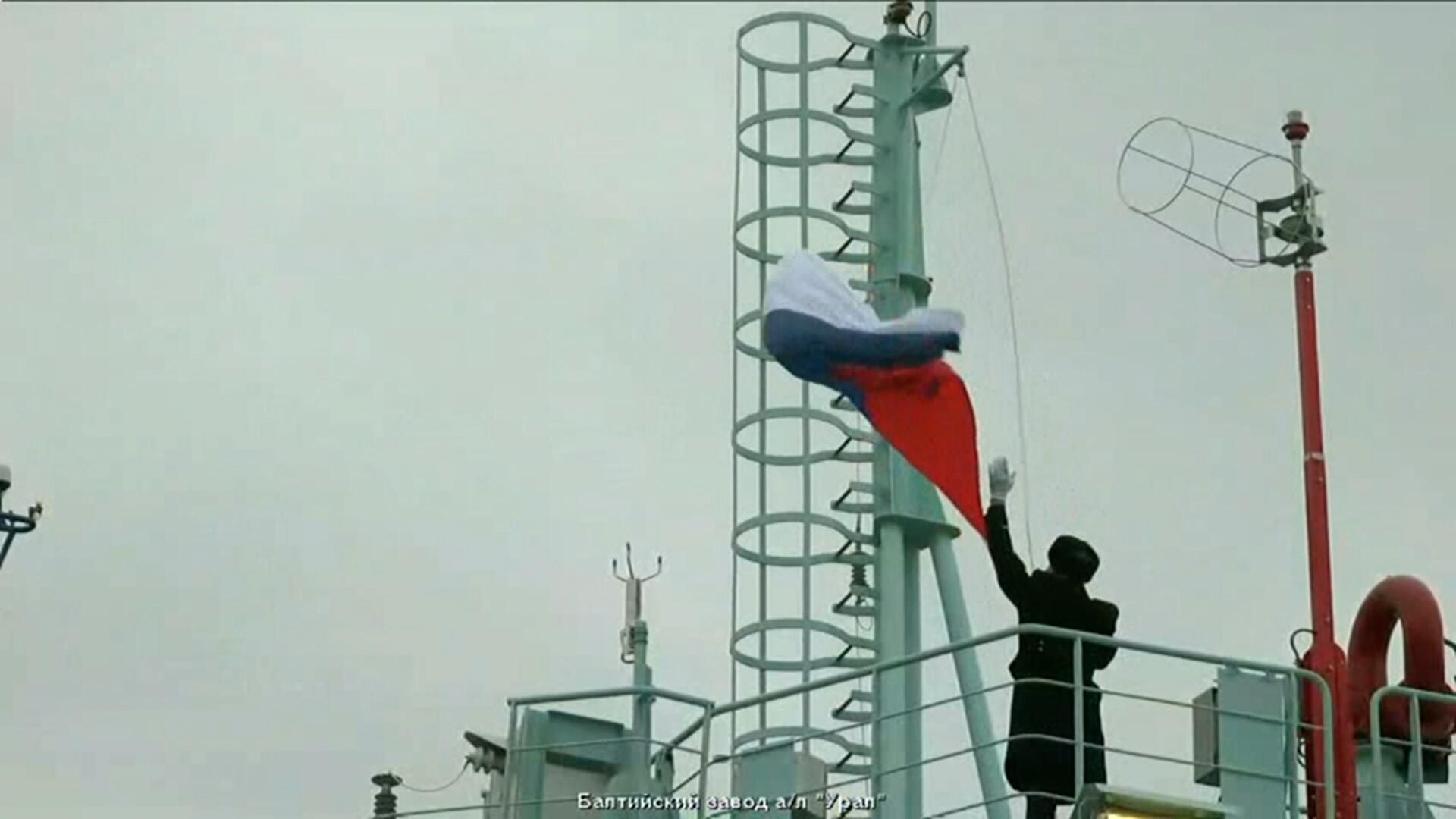 Разрешаю! Путин дал команду поднять флаг на атомном ледоколе Урал Разрешаю! Путин дал команду поднять флаг на атомном ледоколе Урал - РИА Новости, 1920, 22.11.2022