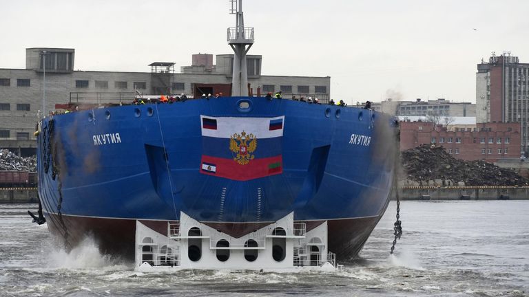 Корпус атомного ледокол Якутия проекта 22220 во время спуска на воду на Балтийском заводе в Санкт-Петербурге Корпус атомного ледокол Якутия проекта 22220 во время спуска на воду на Балтийском заводе в Санкт-Петербурге