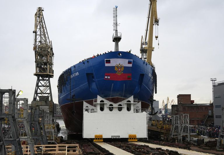 Корпус атомного ледокол Якутия проекта 22220 во время спуска на воду на Балтийском заводе в Санкт-Петербурге Корпус атомного ледокол Якутия проекта 22220 во время спуска на воду на Балтийском заводе в Санкт-Петербурге