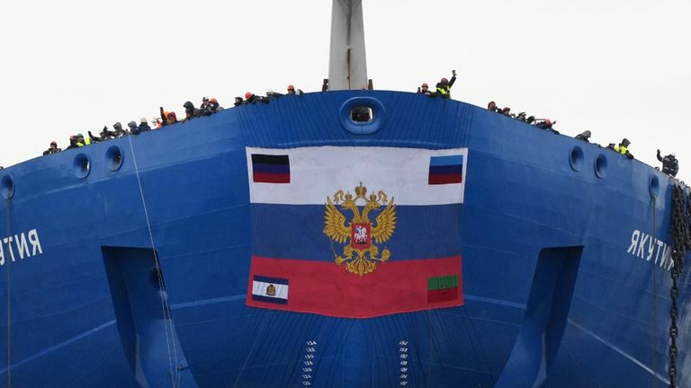 Корпус атомного ледокол Якутия проекта 22220 во время спуска на воду на Балтийском заводе в Санкт-Петербурге Корпус атомного ледокол Якутия проекта 22220 во время спуска на воду на Балтийском заводе в Санкт-Петербурге