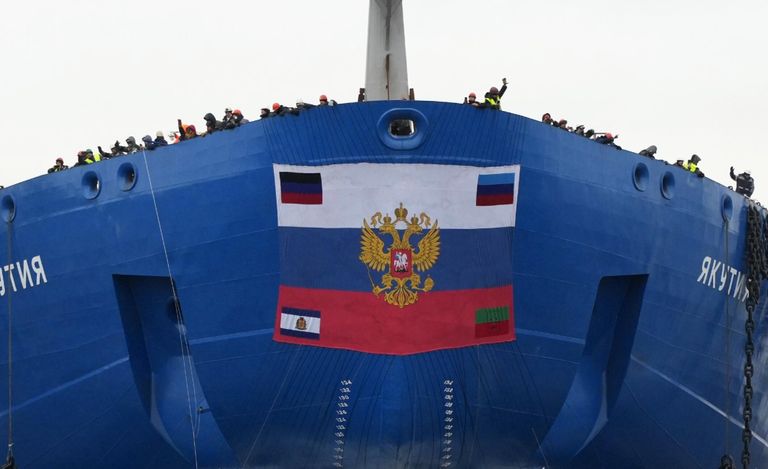 Корпус атомного ледокол Якутия проекта 22220 во время спуска на воду на Балтийском заводе в Санкт-Петербурге Корпус атомного ледокол Якутия проекта 22220 во время спуска на воду на Балтийском заводе в Санкт-Петербурге