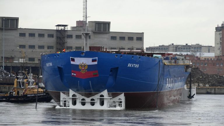 Корпус атомного ледокол Якутия проекта 22220 во время спуска на воду на Балтийском заводе в Санкт-Петербурге Корпус атомного ледокол Якутия проекта 22220 во время спуска на воду на Балтийском заводе в Санкт-Петербурге