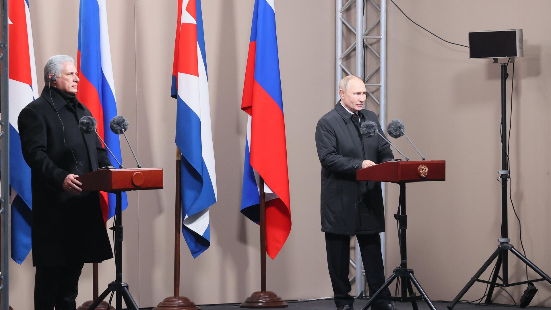 Президент РФ Владимир Путин и президент Республики Куба Мигель Диас-Канель Бермудес принимают участие в церемонии открытия в Москве памятника команданте Фиделю Кастро Президент РФ Владимир Путин и президент Республики Куба Мигель Диас-Канель Бермудес принимают участие в церемонии открытия в Москве памятника команданте Фиделю Кастро - РИА Новости, 1920, 22.11.2022