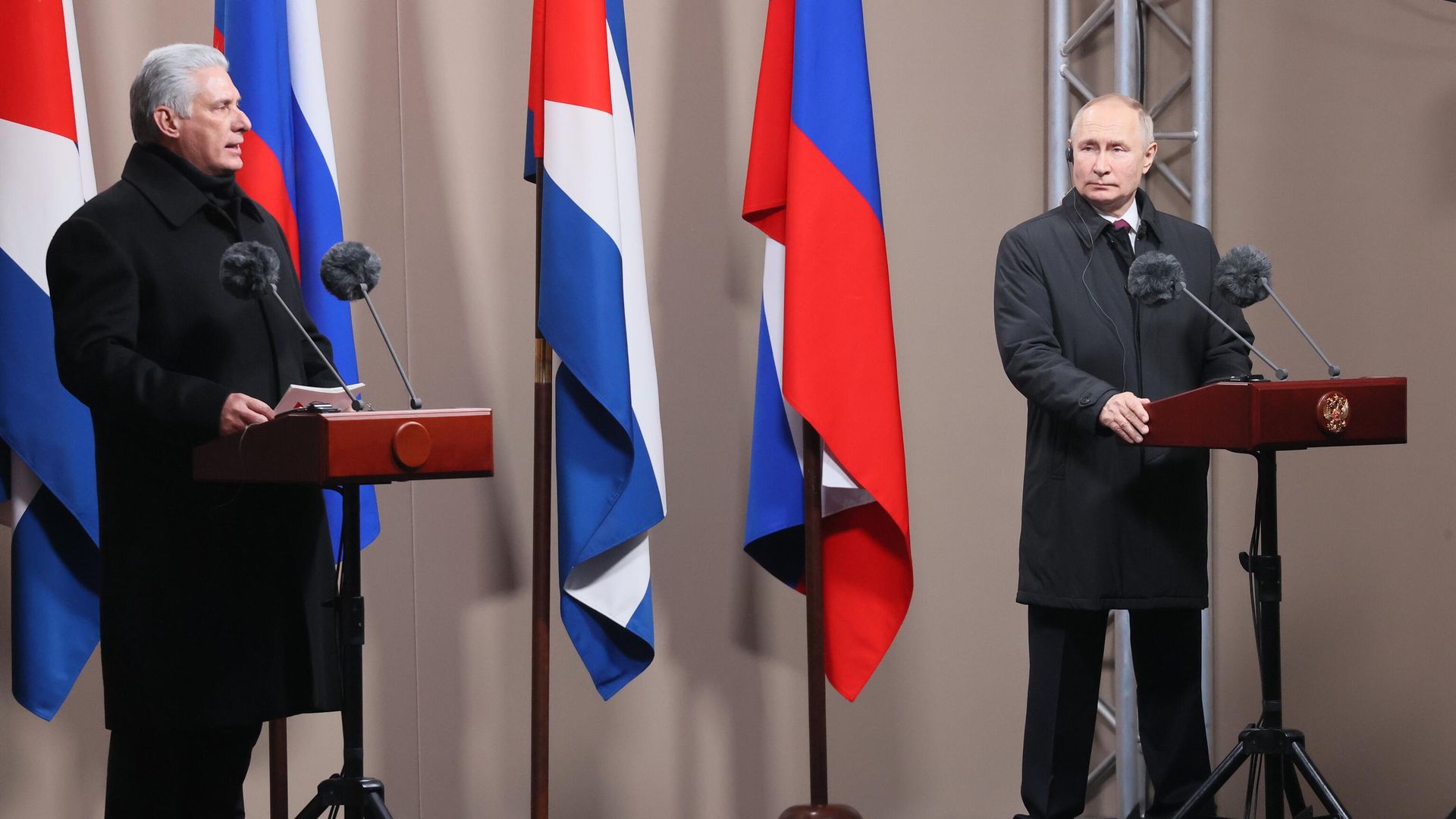 Президент РФ Владимир Путин и президент Республики Куба Мигель Диас-Канель Бермудес принимают участие в церемонии открытия в Москве памятника команданте Фиделю Кастро Президент РФ Владимир Путин и президент Республики Куба Мигель Диас-Канель Бермудес принимают участие в церемонии открытия в Москве памятника команданте Фиделю Кастро - РИА Новости, 1920, 22.11.2022