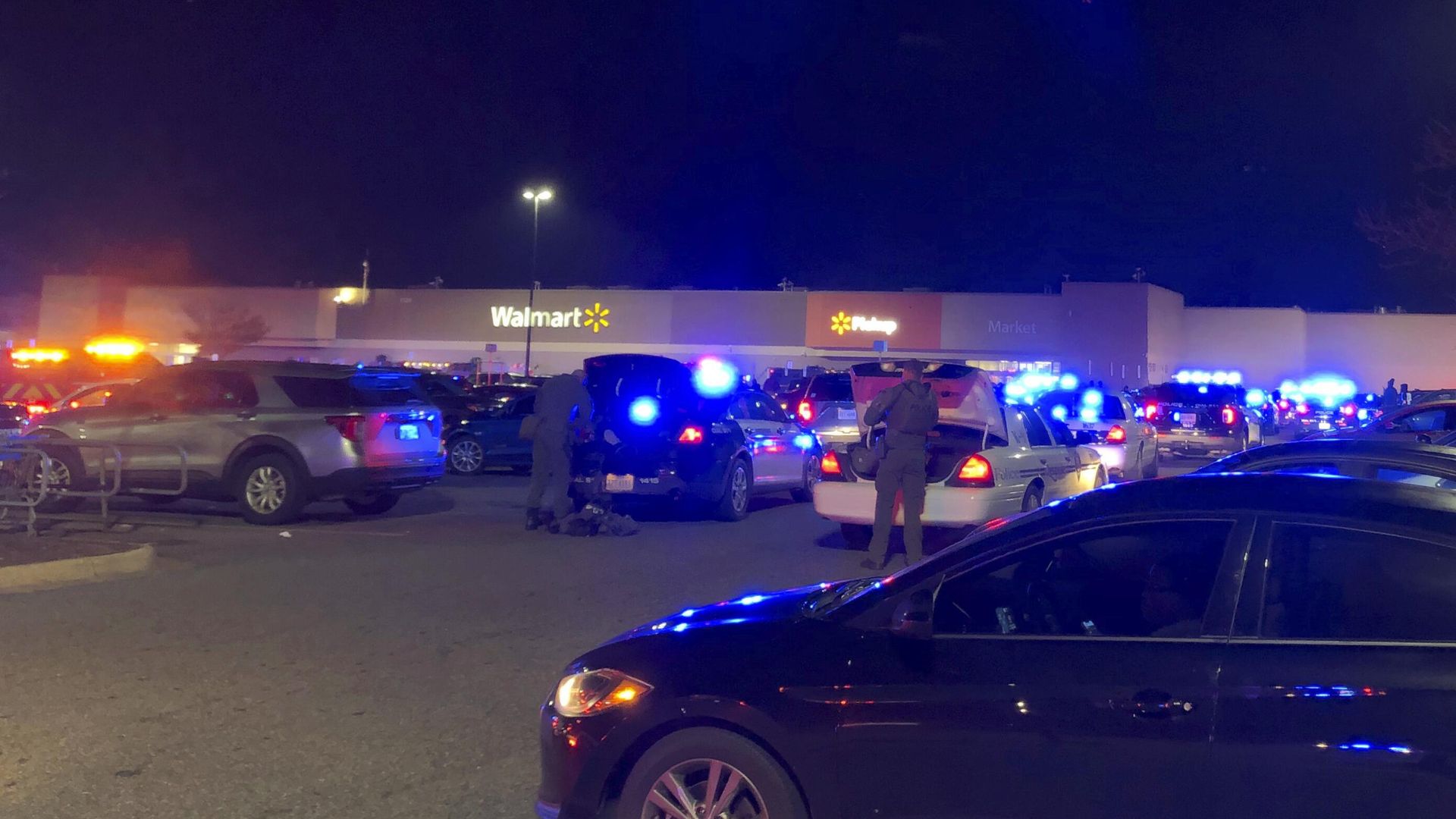 На месте стрельбы со смертельным исходом в магазине Wallmart в штате Виргиния, США На месте стрельбы со смертельным исходом в магазине Wallmart в штате Виргиния, США - РИА Новости, 1920, 23.11.2022