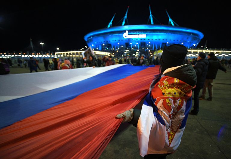 Люди несут 600-метровый сербско-российский флаг по улицам Санкт-Петербурга от станции метро Крестовский остров до стадиона, где состоится товарищеский матч между футбольными командами Зенит и Црвена Звезда Люди несут 600-метровый сербско-российский флаг по улицам Санкт-Петербурга от станции метро Крестовский остров до стадиона, где состоится товарищеский матч между футбольными командами Зенит и Црвена Звезда