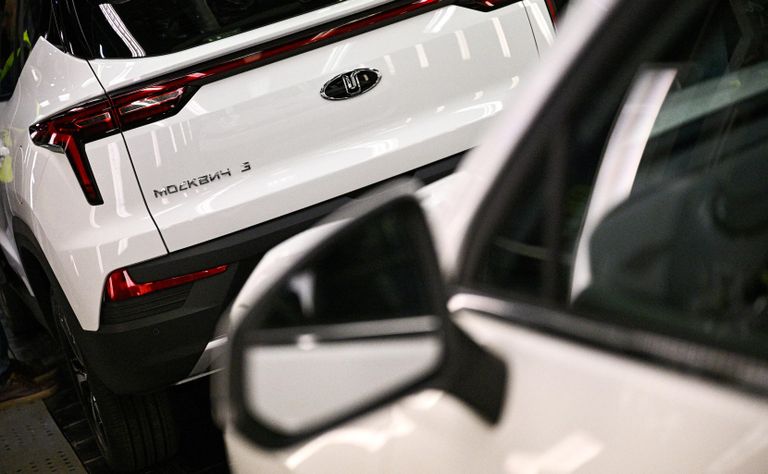 Автомобили Москвич на производственной линии на Московском автомобильном заводе Москвич Автомобили Москвич на производственной линии на Московском автомобильном заводе Москвич