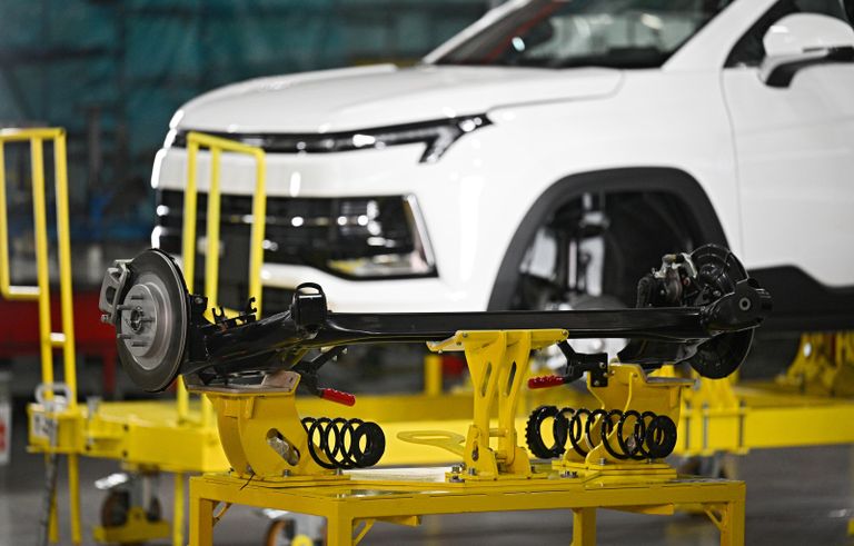 Детали на производственной линии на Московском автомобильном заводе Москвич Детали на производственной линии на Московском автомобильном заводе Москвич