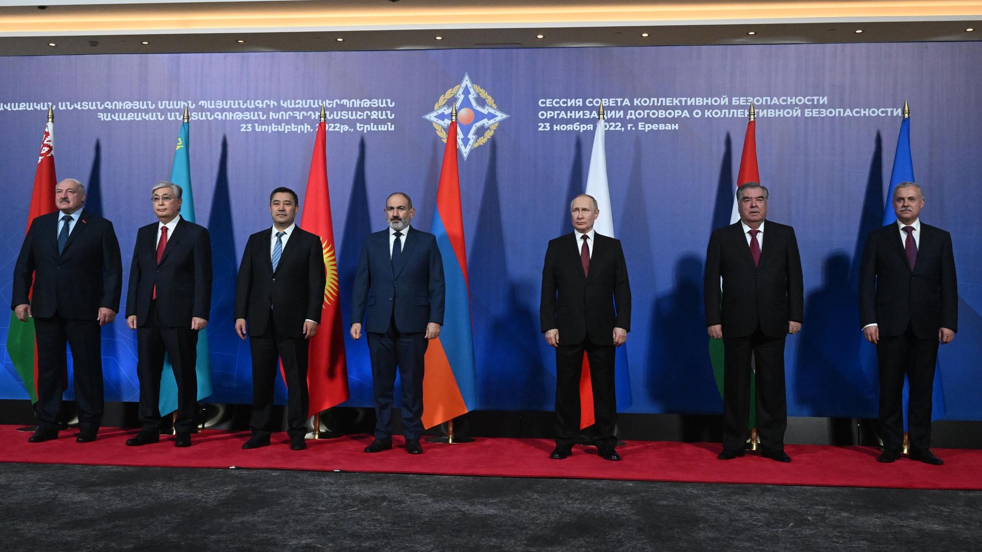 Президент РФ Владимир Путин на церемонии совместного фотографирования участников сессии Совета коллективной безопасности ОДКБ в Ереване. 23 ноября 2022 Президент РФ Владимир Путин на церемонии совместного фотографирования участников сессии Совета коллективной безопасности ОДКБ в Ереване. 23 ноября 2022 - РИА Новости, 1920, 23.11.2022