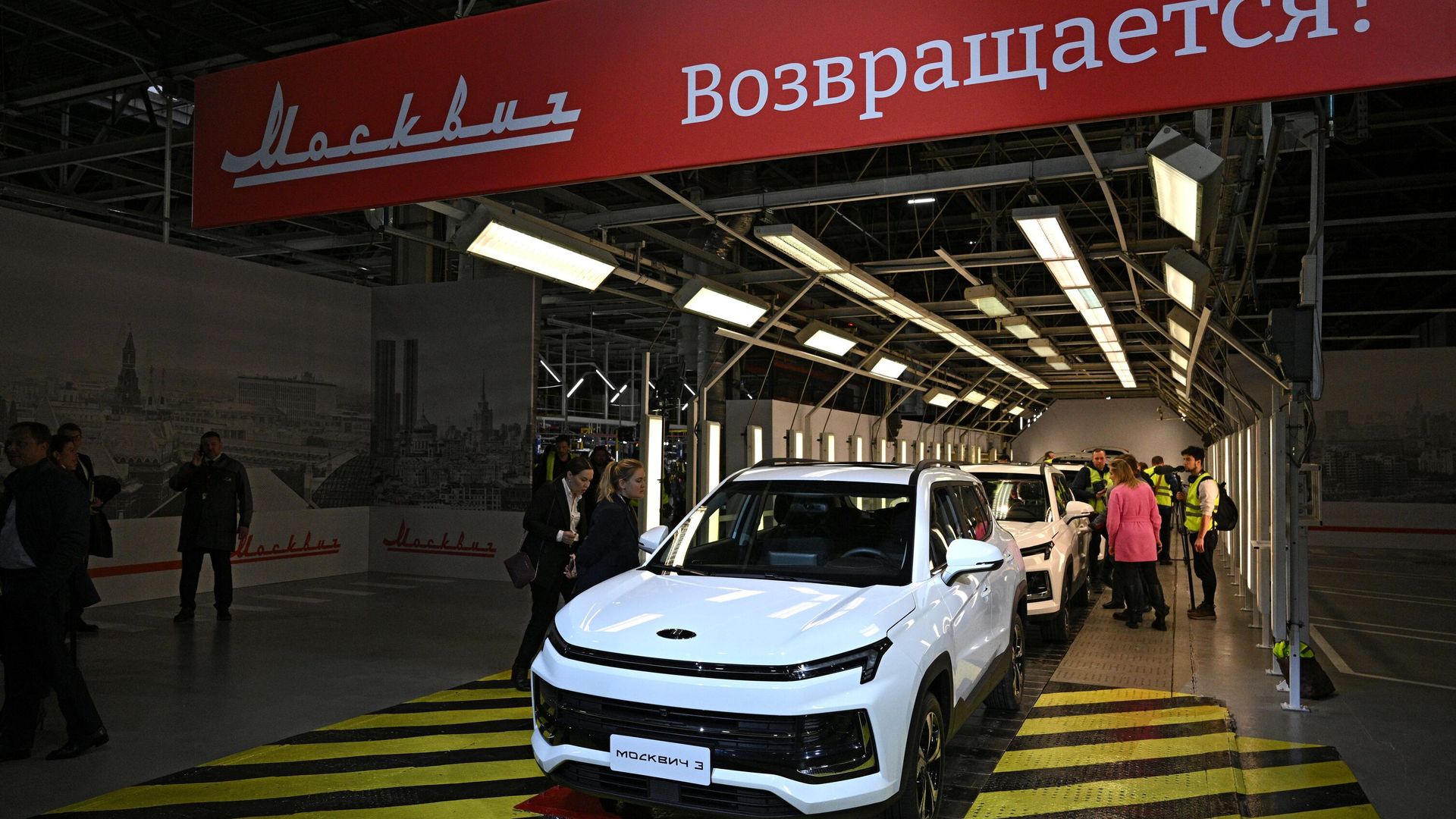Автомобиль Москвич на производственной линии на Московском автомобильном заводе Москвич Автомобиль Москвич на производственной линии на Московском автомобильном заводе Москвич - РИА Новости, 1920, 21.12.2022
