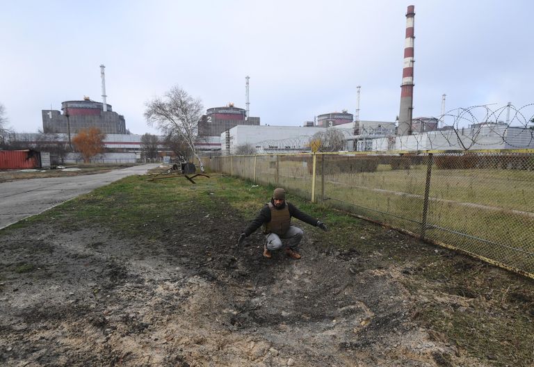 Сотрудник Росэнергоатома у воронки от разорвавшегося снаряда на территории Запорожской атомной электростанции после недавних обстрелов со стороны ВСУ Сотрудник Росэнергоатома у воронки от разорвавшегося снаряда на территории Запорожской атомной электростанции после недавних обстрелов со стороны ВСУ