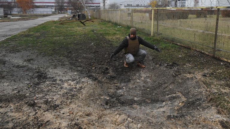 Сотрудник Росэнергоатома у воронки от разорвавшегося снаряда на территории Запорожской атомной электростанции после недавних обстрелов со стороны ВСУ Сотрудник Росэнергоатома у воронки от разорвавшегося снаряда на территории Запорожской атомной электростанции после недавних обстрелов со стороны ВСУ
