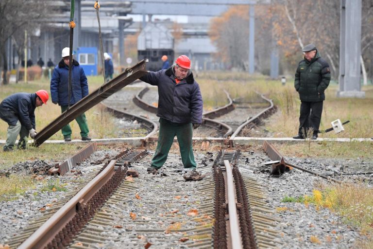 Ремонт железнодорожных путей на территории Запорожской атомной электростанции после недавних обстрелов со стороны ВСУ Ремонт железнодорожных путей на территории Запорожской атомной электростанции после недавних обстрелов со стороны ВСУ
