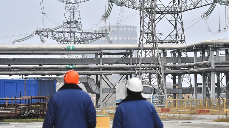 Сотрудники Запорожской атомной электростанции на территории Сотрудники Запорожской атомной электростанции на территории