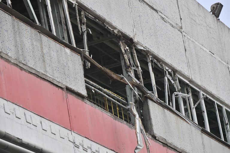 Поврежденное здание 5-го энергоблока Запорожской атомной электростанции после недавних обстрелов со стороны ВСУ Поврежденное здание 5-го энергоблока Запорожской атомной электростанции после недавних обстрелов со стороны ВСУ