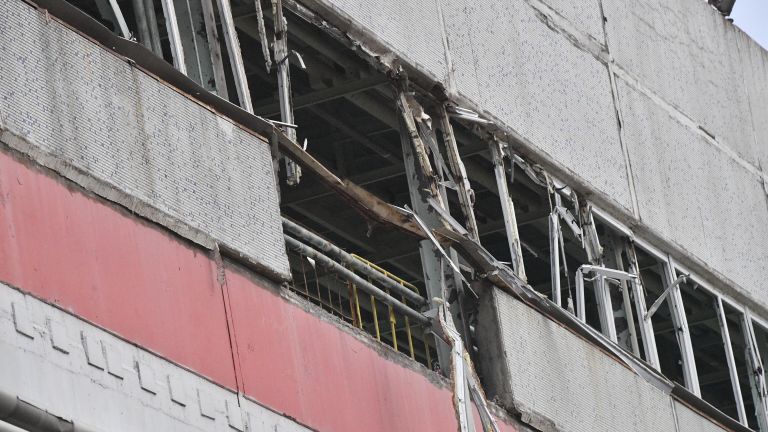Поврежденное здание 5-го энергоблока Запорожской атомной электростанции после недавних обстрелов со стороны ВСУ Поврежденное здание 5-го энергоблока Запорожской атомной электростанции после недавних обстрелов со стороны ВСУ
