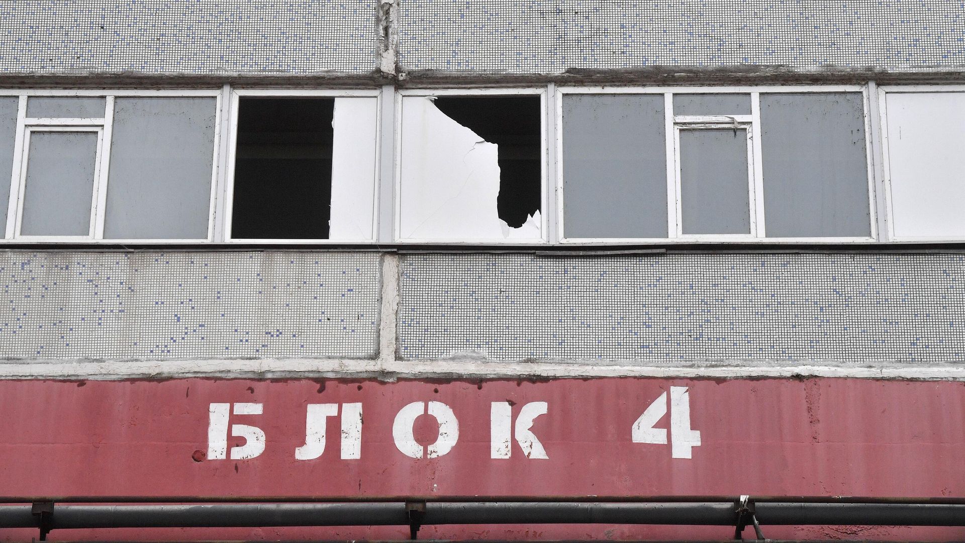 Разбитые стекла 4-го энергоблока Запорожской атомной электростанции после недавних обстрелов со стороны ВСУ Разбитые стекла 4-го энергоблока Запорожской атомной электростанции после недавних обстрелов со стороны ВСУ - РИА Новости, 1920, 19.12.2022