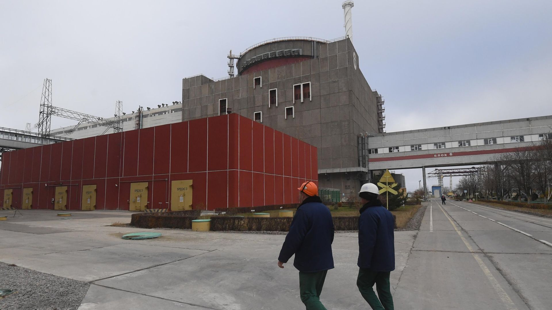 Сотрудники у 6-го энергоблока Запорожской атомной электростанции - РИА Новости, 1920, 07.10.2024
