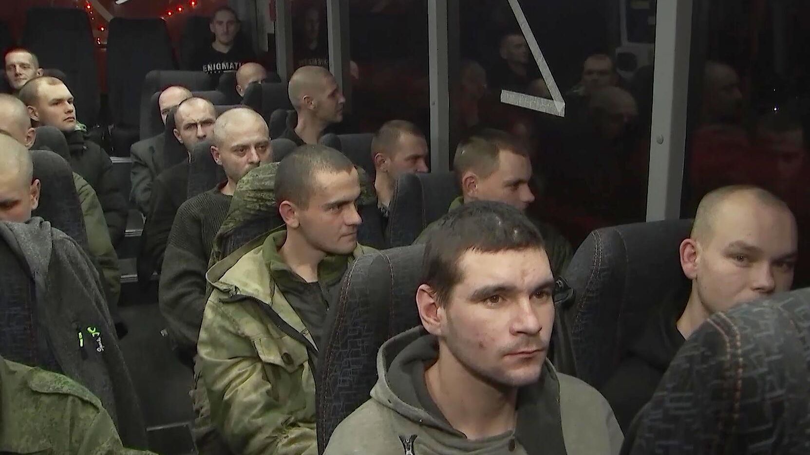 Российские военнослужащие, находившиеся в украинском плену, возвращаются на родину - РИА Новости, 1920, 02.07.2026
